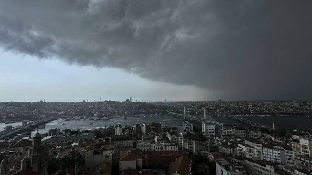 İstanbul sağanak yağışa teslim! Gündüz geceye döndü 12